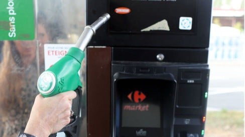 Two French supermarkets to sell fuel at cost price