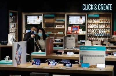 China lists mobile app stores that comply with new rule, but Apple missing