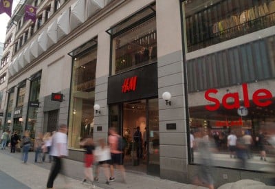 H&amp;M blames warm weather for September sales slide