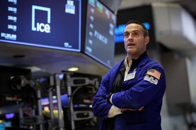 S&amp;P 500 ekes out slim gain as investors weigh elevated yields