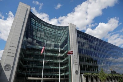 As shutdown looms, companies should go public 'before Friday' -US SEC chief