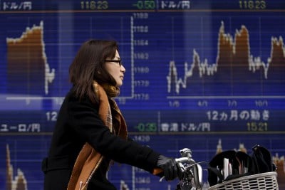 Asian stocks sink as rate cut rally cools, weak economic data weighs