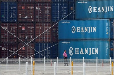 China trade balance grows in Nov on improved exports, but imports fall