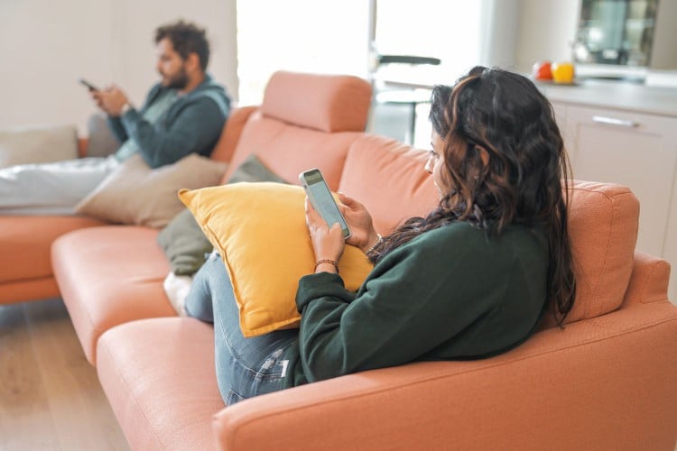 What Is &amp;#39;Phubbing&amp;#39;? Phone Habit Might Be Ruining Relationships