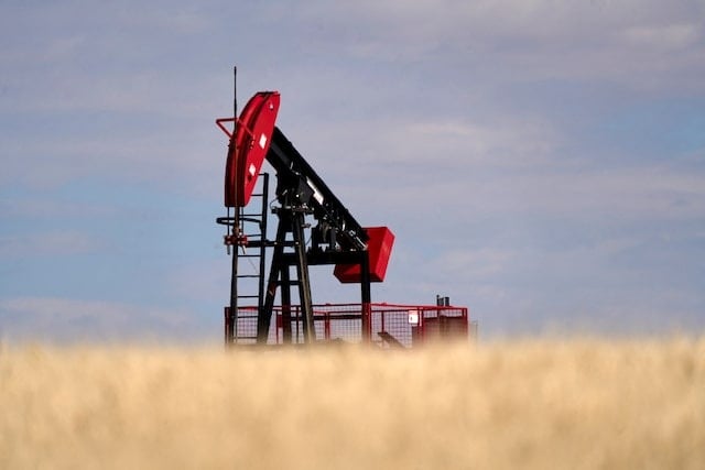 US crude prices down nearly 2 percent as levies on China take effect
