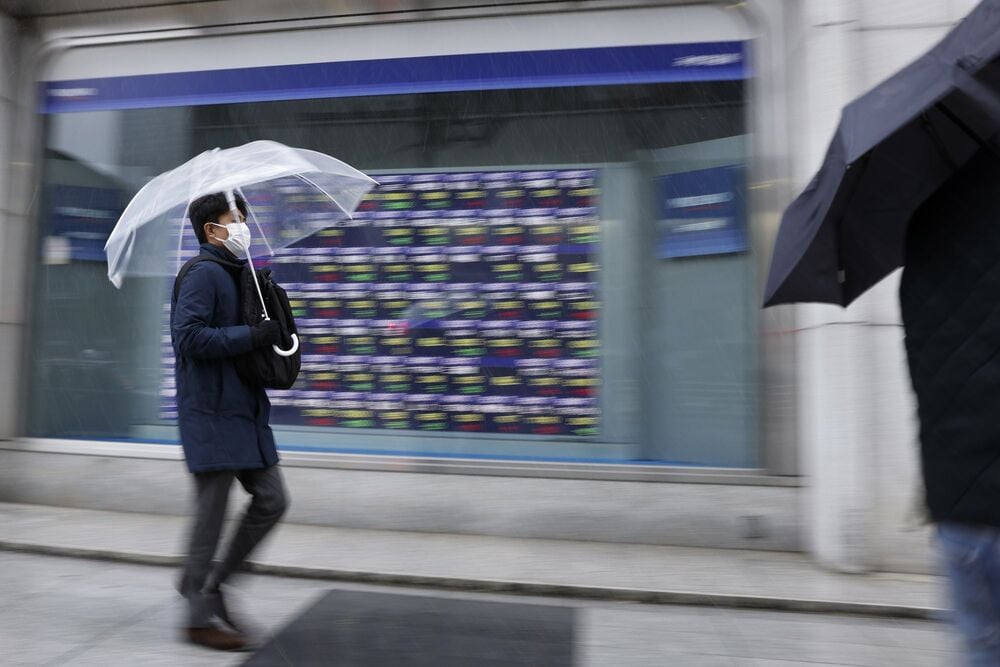 Trump-driven volatility sends Asian funds searching for shelter