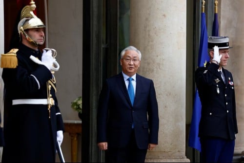 China is willing to share achievements in AI, vice premier says at Paris summit