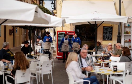 Euro zone economy fared a touch better than first estimated in Q4, data shows