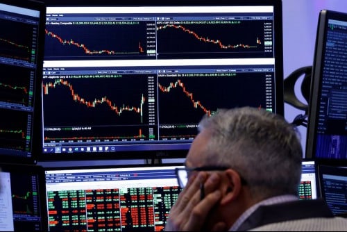US stocks mostly fall as markets await key economic data