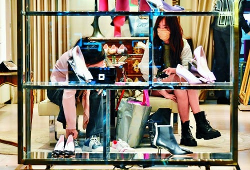 Frugal tourists put a dent in retail coffers