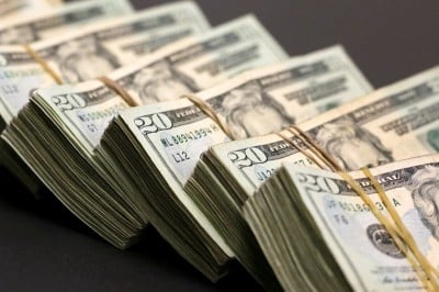 Dollar stabilizes ahead of key employment data; euro slips back